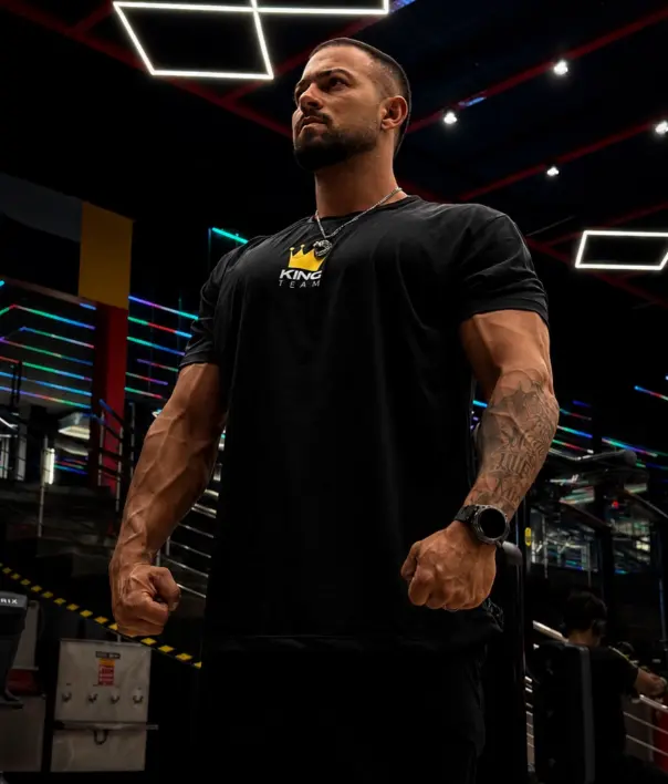 Gustavo Batalha treinando, retrato em preto e branco